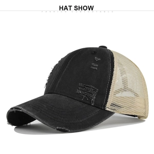 Detalle de agujeros desgastados y textura vintage lavada en gorra de malla negra y beige