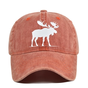 Gros plan sur la casquette en coton délavé avec silhouette d'élan et texture vintage