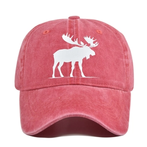 Gros plan sur une casquette vintage rouge délavée avec imprimé silhouette d'élan blanc
