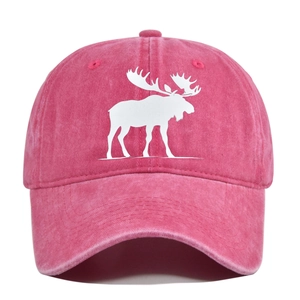 Détail d'une casquette en coton rose délavé avec imprimé silhouette d'élan blanc