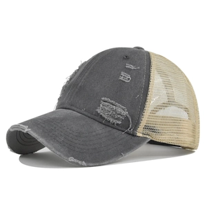 Detalle de tela gris desgastada y malla beige en gorra de béisbol de estilo vintage