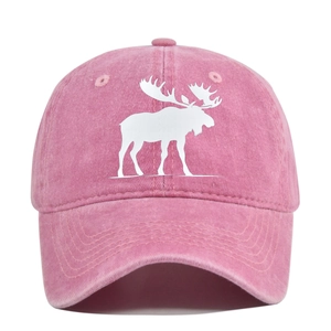 Détail de la casquette en coton lavé rose avec motif cerf blanc et texture de tissu