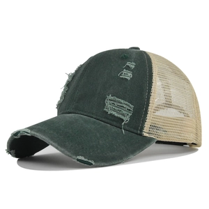 Detalle de gorra trucker vintage con algodón lavado verde y malla beige de alta calidad