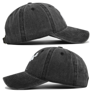 Détail d'une casquette en coton délavé vintage avec broderie de cerf blanc sur le côté