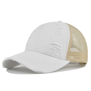 Primer plano de gorra trucker vintage lavada con detalles de agujeros y malla suave