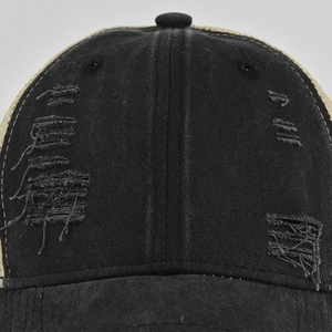 Primer plano de gorra de béisbol vintage en algodón lavado con detalles de roturas