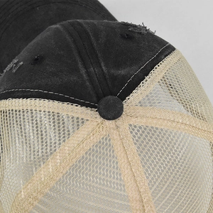 Detalle macro de las costuras de algodón lavado y malla en la corona de la gorra