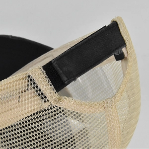 Detalle de la malla transpirable beige y correa ajustable negra de la gorra trucker vintage