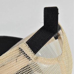 Detalle de malla transpirable y cierre de velcro en gorra de camionero vintage kaki