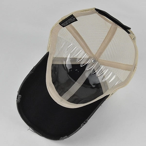Detalle de gorra de béisbol vintage con malla amarilla y etiqueta de lavado en el interior