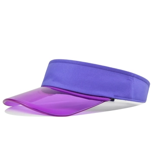 Detalle de la visera violeta transparente y correa ajustable de tela para el sol
