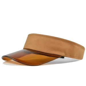 Detalle de la visera de plástico ámbar y la banda tejida en el sombrero para el sol