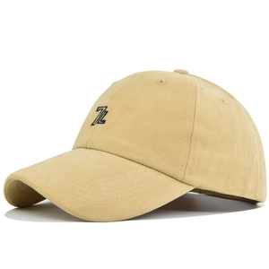 Gedetailleerd borduursel van het 7L-logo op de kroon van een katoenen baseballpet