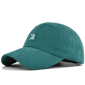 Donkergroene baseballpet met wit geborduurd 7Z-logo en vintage katoenen twill-textuur