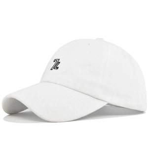 Detail van witte katoenen baseballpet met zwart 7Z-borduursel en gebogen klep