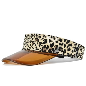 Detalle de visera ámbar transparente con banda de leopardo para protección solar técnica