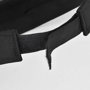 Detalle de la correa ajustable negra con cierre de velcro para gorra de visera solar