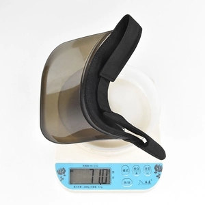 Detalle de la visera ligera para el sol con un peso de 71,0 g en báscula electrónica