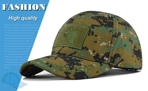 Dettaglio del cappellino tattico camo digitale con ricamo ranger e toppa in velcro