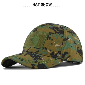 Dettaglio macro del cappello tattico mimetico con ricamo e area velcro sul davanti