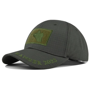 Dettaglio del cappellino tattico ripstop con ricamo RANGER 2023 e patch con soldato