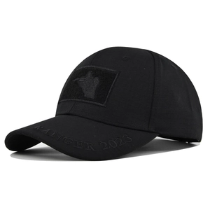 Dettaglio del ricamo RANGER 2023 e trama ripstop sul cappellino tattico militare