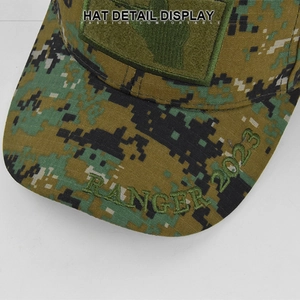 Dettaglio del cappellino tattico mimetico con ricamo RANGER 2023 e parte superiore in velcro
