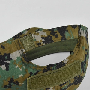 Dettaglio cappello tattico mimetico digitale con tessuto ripstop e chiusura velcro