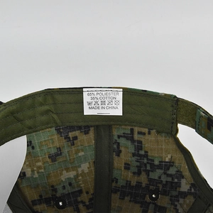 Dettaglio interno del cappello tattico mimetico con etichetta materiale 65% poliestere 35% cotone