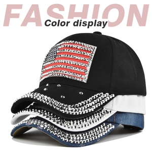 Detail van baseballpetten met strass-Amerikaanse vlag en bezette randen in diverse kleuren