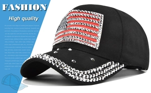 Detail van Amerikaanse vlag borduursel met strass en zilveren steentjes op zwarte pet