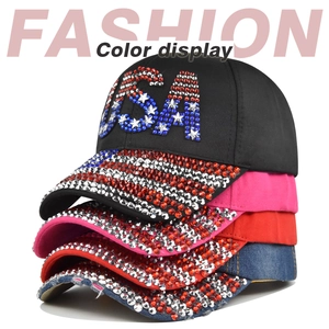 Detailweergave van USA honkbalpetten met strassteentjes in diverse kleuren en kristalpatronen