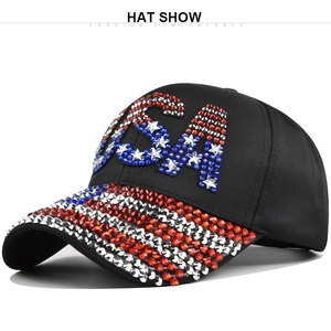 Gedetailleerd beeld van het fonkelende USA-steentjespatroon op deze zwarte katoenen baseballcap