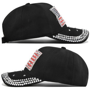 Detail van zwarte honkbalpetten met zilveren studs op de rand en gestreepte patch