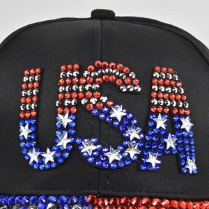Gedetailleerd zicht op het USA-logo met strassteentjes en sterpatroon op zwarte pet