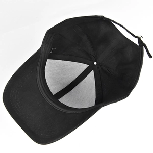Detail van de binnenkant van een zwarte baseballpet met wit steungaas en nette stiksels
