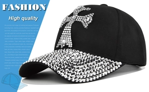 Gros plan sur la casquette de baseball noire avec croix en strass argentés brillants