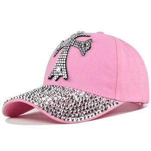 Casquette de baseball rose en toile avec croix en strass et visière ornée vue de côté