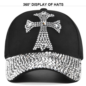 Vue détaillée de la casquette noire avec croix en strass argentés et visière ornée