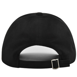 Détail de la casquette de baseball noire montrant le tissu en coton et la boucle en métal