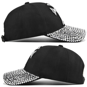 Détails de la casquette noire en coton avec strass argentés brillants en motifs de croix