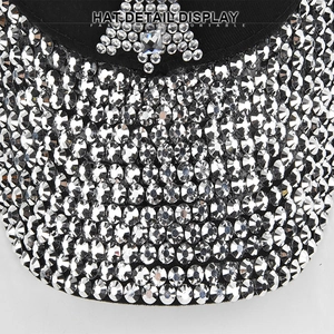 Détail de la visière de casquette noire ornée de strass argentés brillants de haute qualité