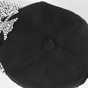Gros plan détaillé des strass argentés sur une casquette de baseball en coton noir