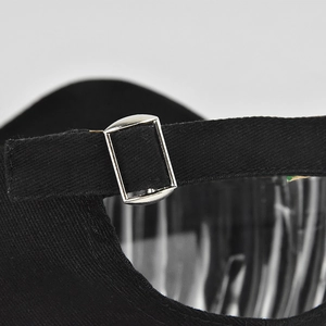 Détail de l'arrière d'une casquette noire avec boucle de réglage en métal argenté brillant