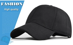 Vue latérale détaillée d'une casquette noire à 6 panneaux avec visière courbée et coutures