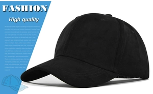 Gros plan détaillé d'une casquette de baseball en daim noir montrant la texture du tissu