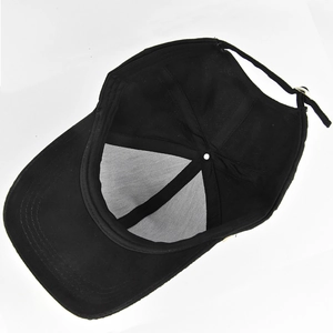 Vue intérieure d'une casquette de baseball noire montrant la doublure et la sangle réglable