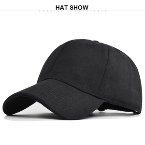 Vue latérale d'une casquette de baseball noire en coton avec visière courbée et six panneaux