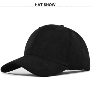 Détail d'une casquette de baseball en suédine noire montrant la texture mate et la visière