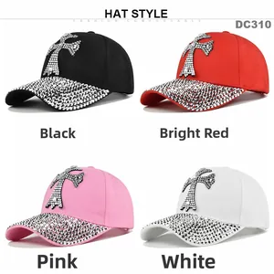 Dettaglio cappelli da baseball con croce di strass in nero, rosso, rosa e bianco puro